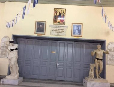 Κύπρος: «Έντυσαν» αγάλματα με ζαρτιέρες και προφυλακτικά! (φωτό)